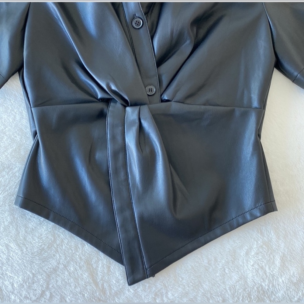 House of Harlow 1960 Black Button Down Fitted Top - Picture 2 of 5